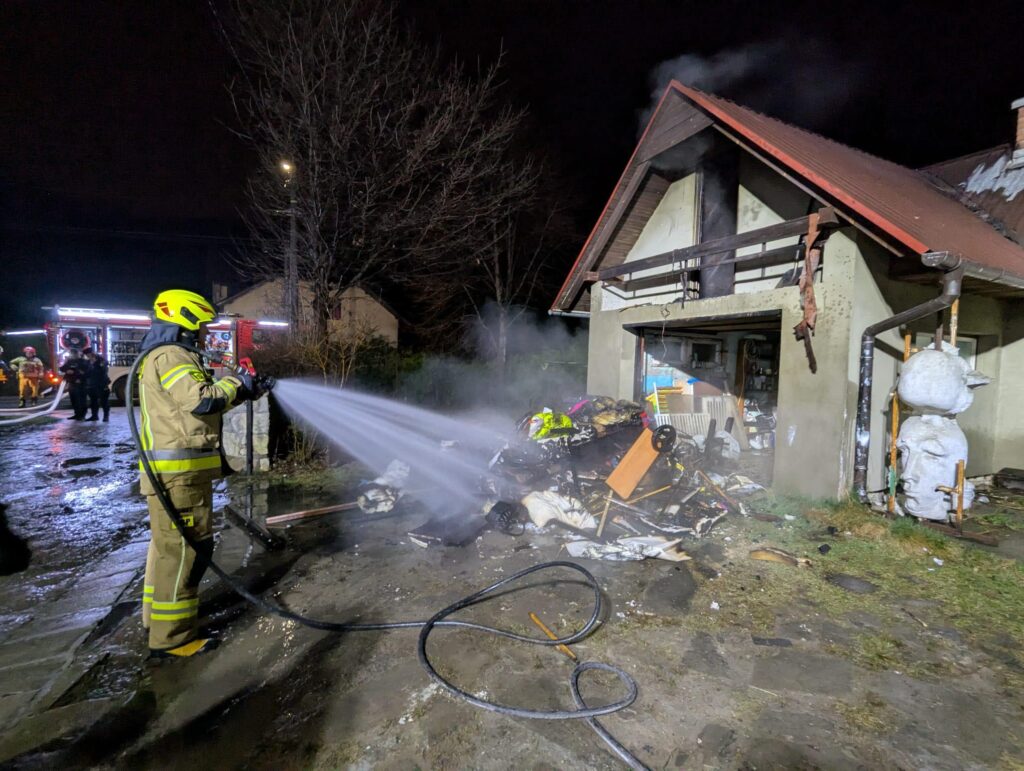 Nocny pożar w Piątkowej - foto: PSP w Nowym Sączu