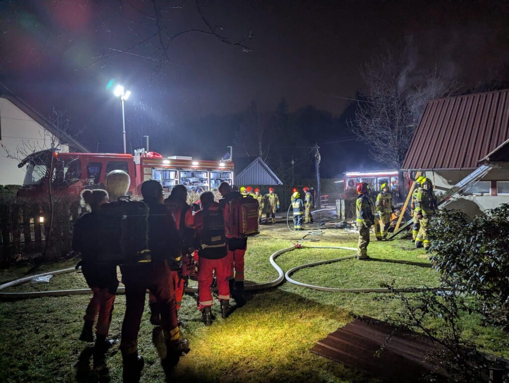 Nocny pożar w Piątkowej - foto: PSP w Nowym Sączu