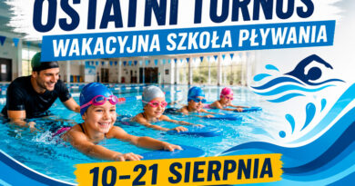 Dzieci uczestniczące w Wakacyjnej Szkole Pływania podczas zajęć na basenie Aqua Centrum Chełmiec. Grafika promuje ostatni wakacyjny turnus nauki pływania w dniach 10–21 sierpnia.