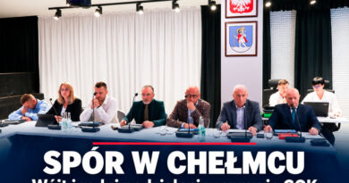 Radni przy stołach w sali obrad. Napis: „Spór w Chełmcu. Wójt i radni podzieleni w sprawie GOK”.